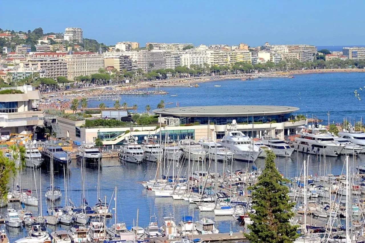 Cannes Vidal: Modern Antibes Apartment Near SNCF Station