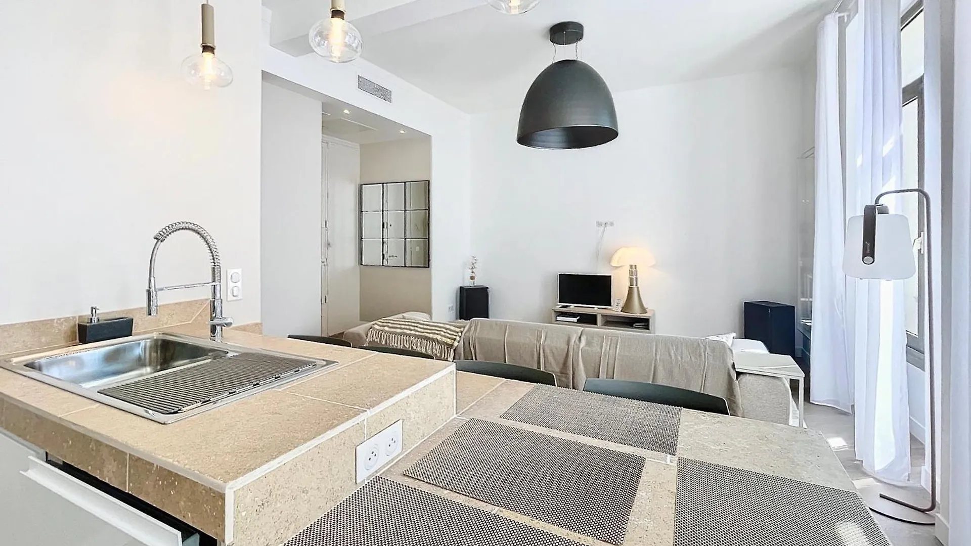 Cannes Vidal: Modern Antibes Apartment Near SNCF Station France