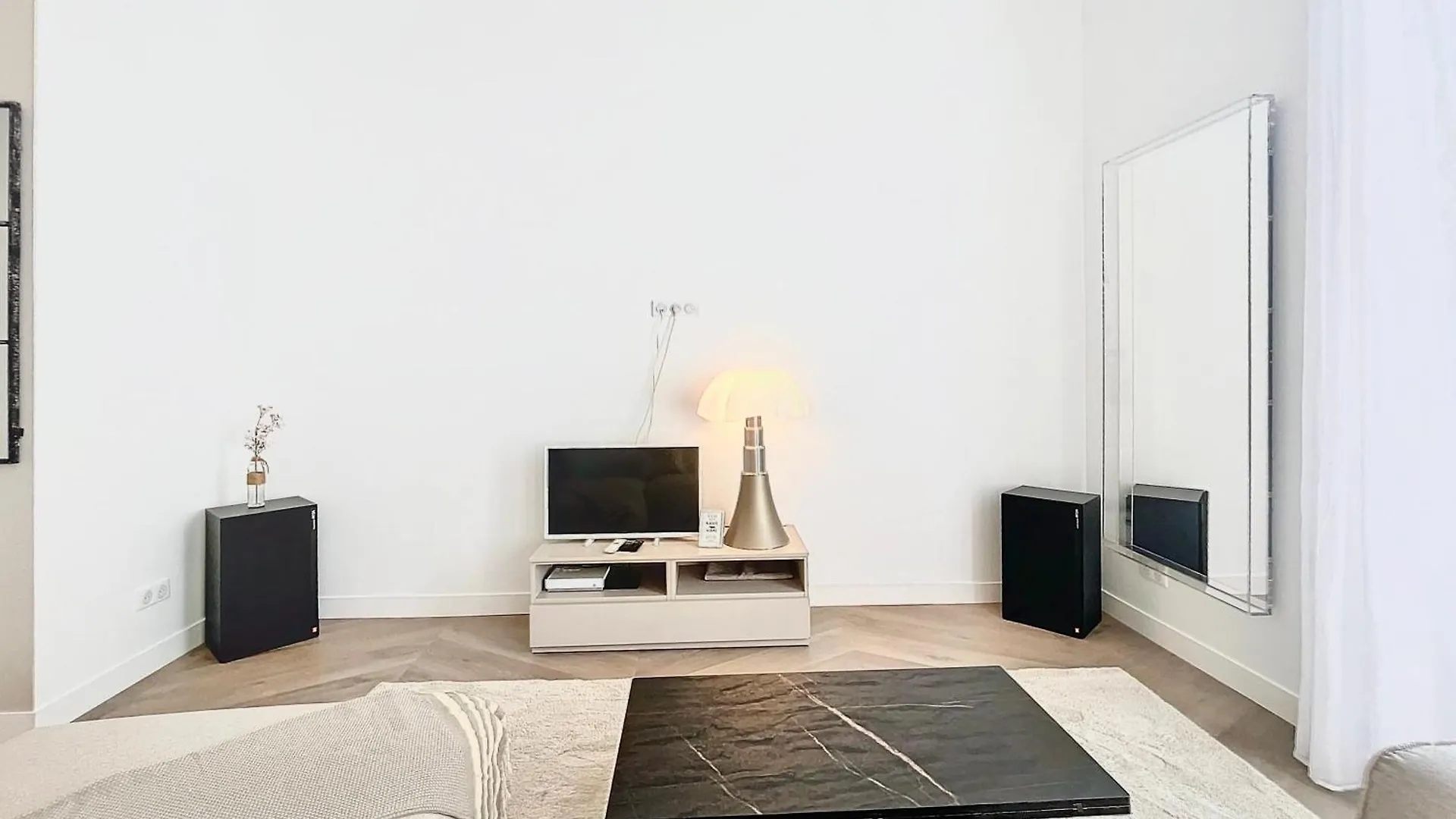 Cannes Vidal: Modern Antibes Apartment Near SNCF Station