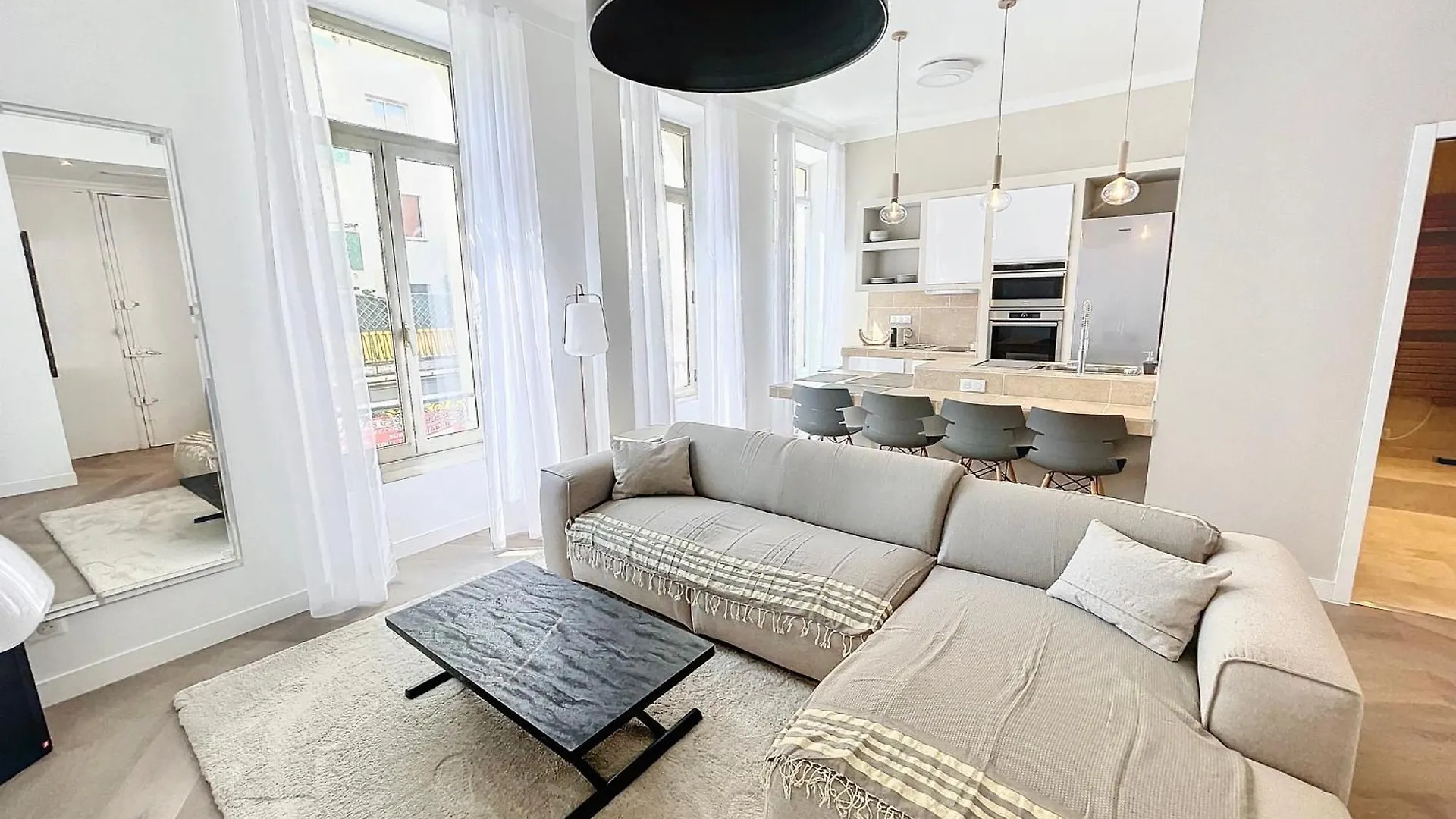Cannes Vidal: Modern Antibes Apartment Near SNCF Station