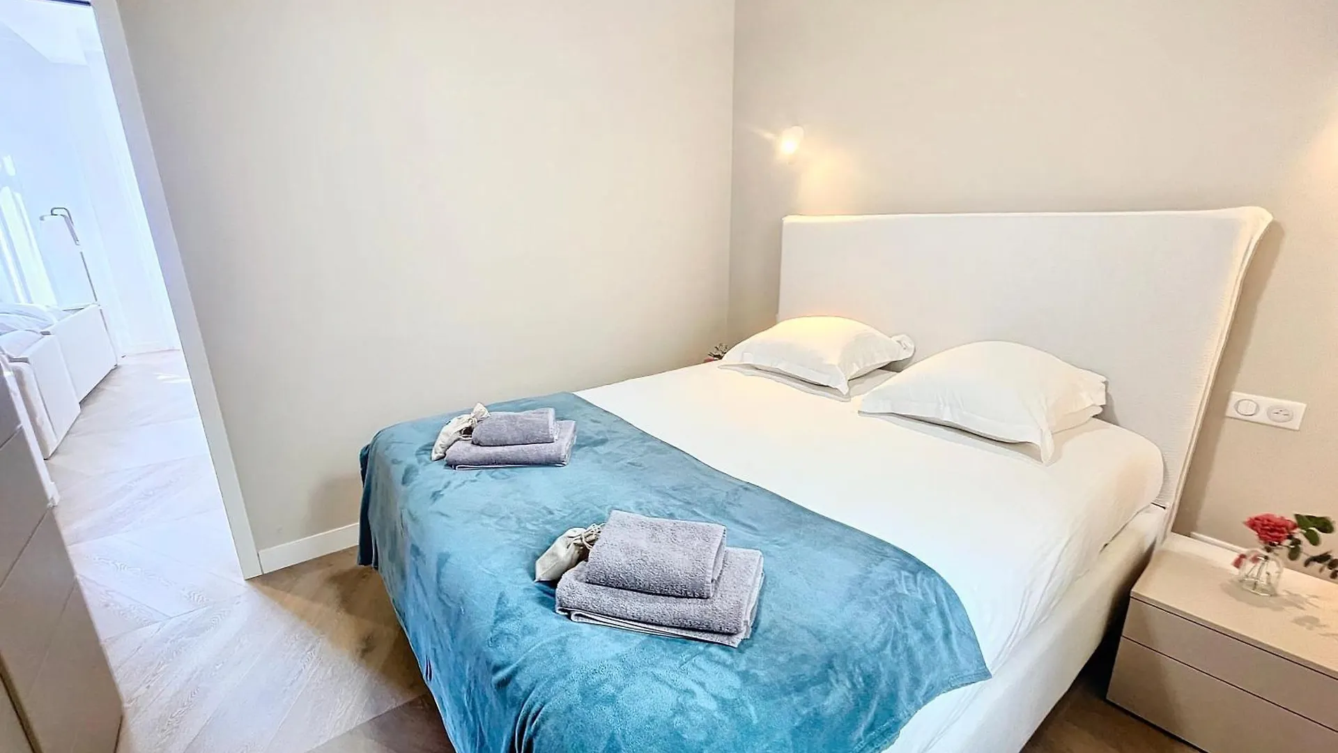 Cannes Vidal: Modern Antibes Apartment Near SNCF Station 0*,
