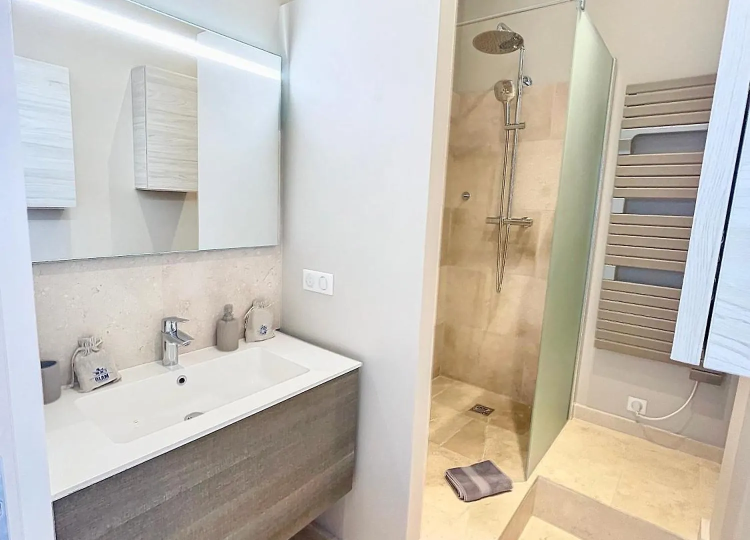 Cannes Vidal: Modern Antibes Apartment Near SNCF Station