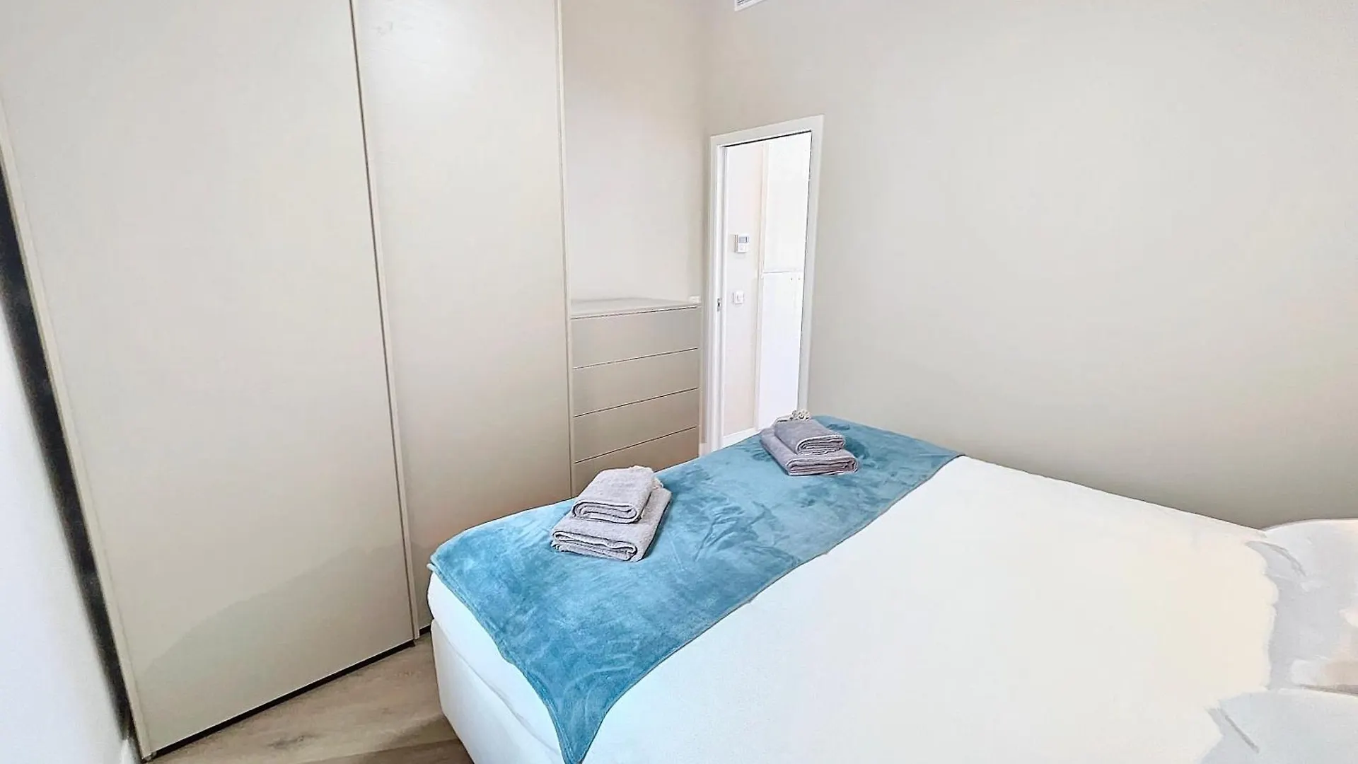 Cannes Vidal: Modern Antibes Apartment Near SNCF Station