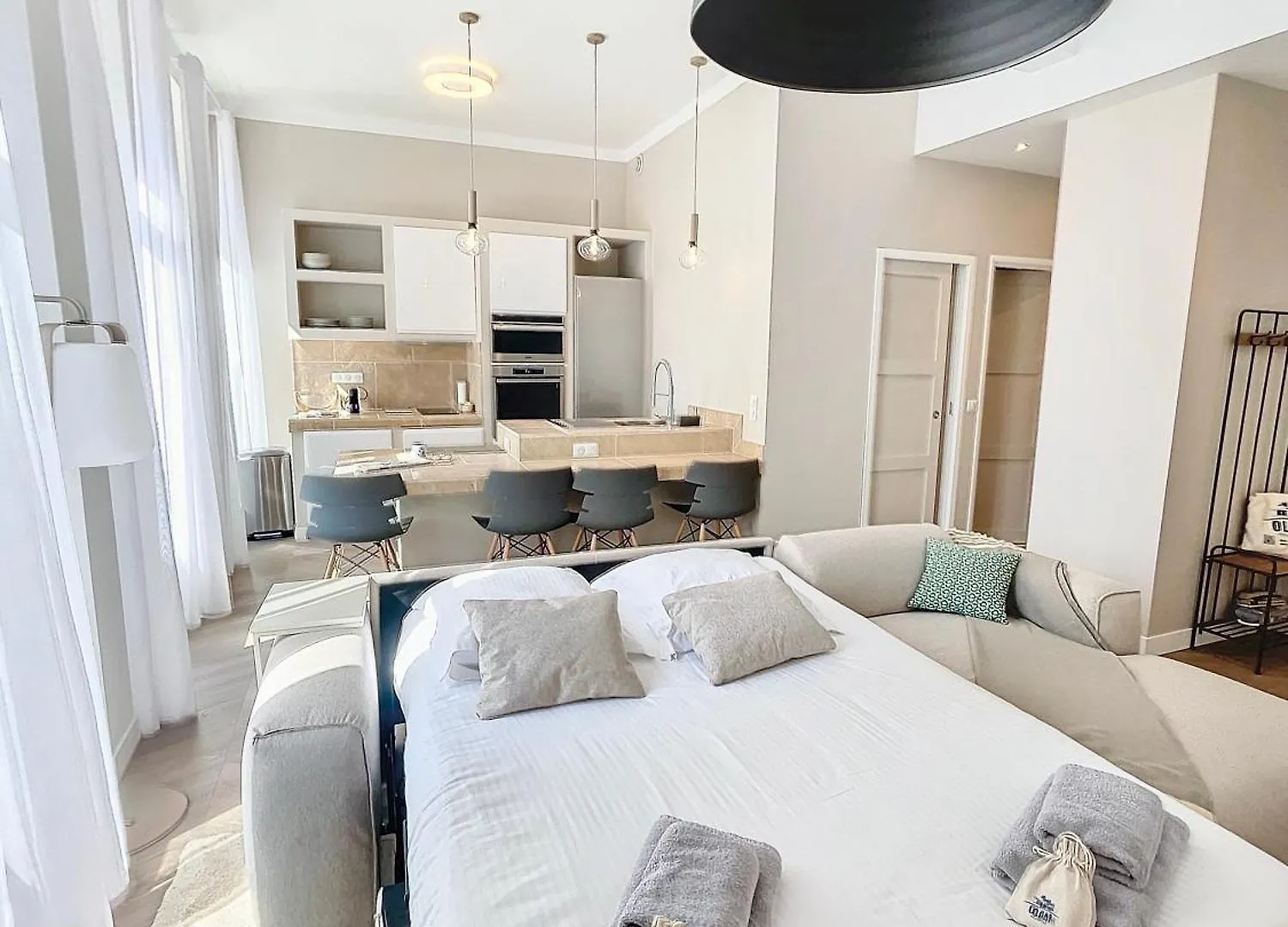 Cannes Vidal: Modern Antibes Apartment Near SNCF Station