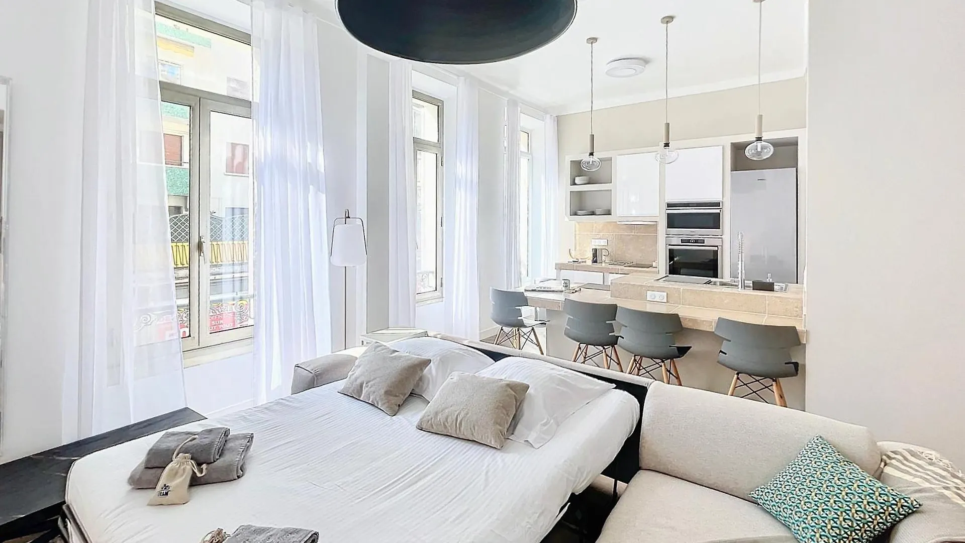 Cannes Vidal: Modern Antibes Apartment Near SNCF Station