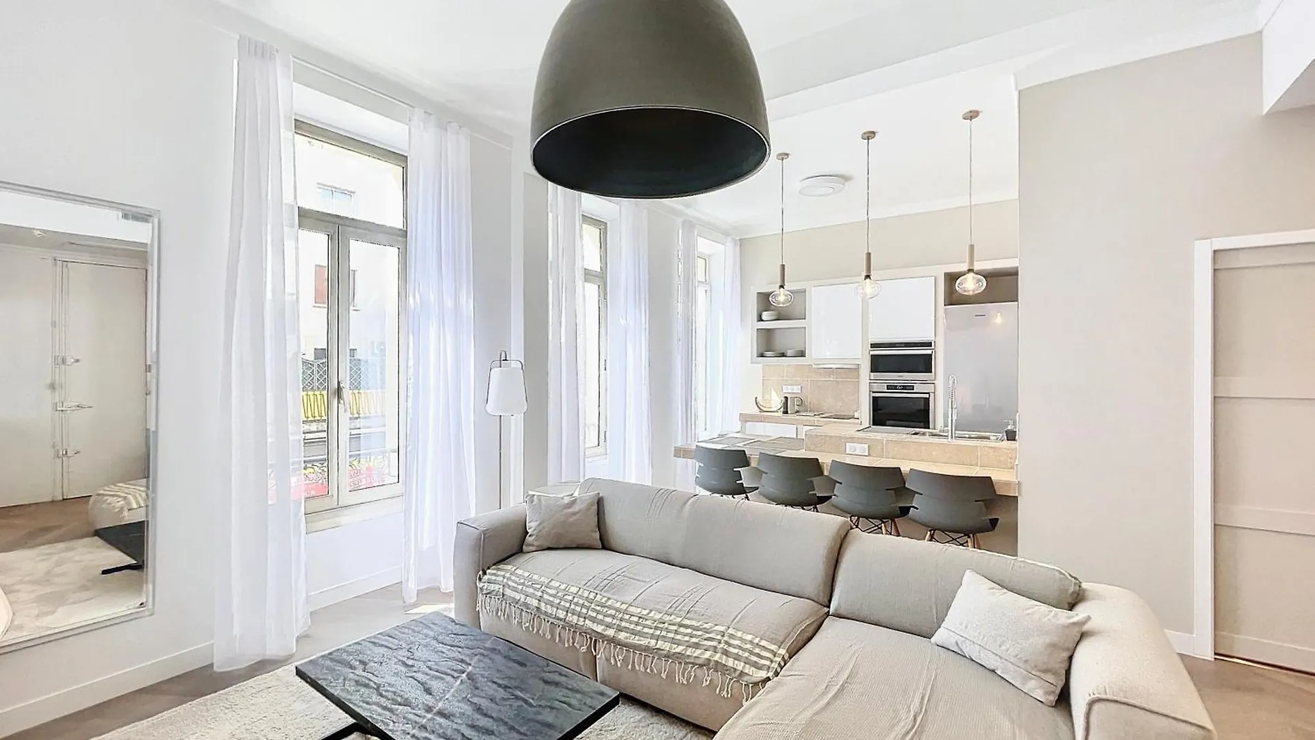 Cannes Vidal: Modern Antibes Apartment Near SNCF Station