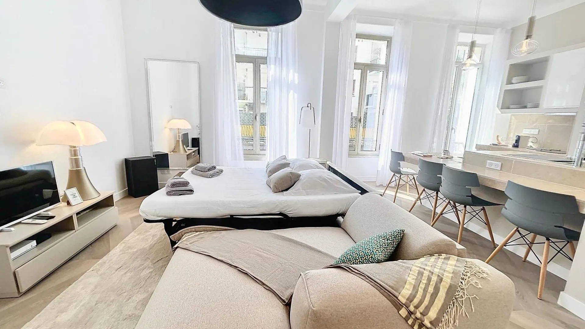 Cannes Vidal: Modern Antibes Apartment Near SNCF Station 0*,